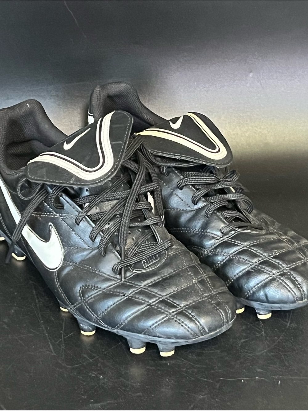 Nike Tiempo Men’s Black Soccer Cleats Swoosh Shoes Sz 9.5